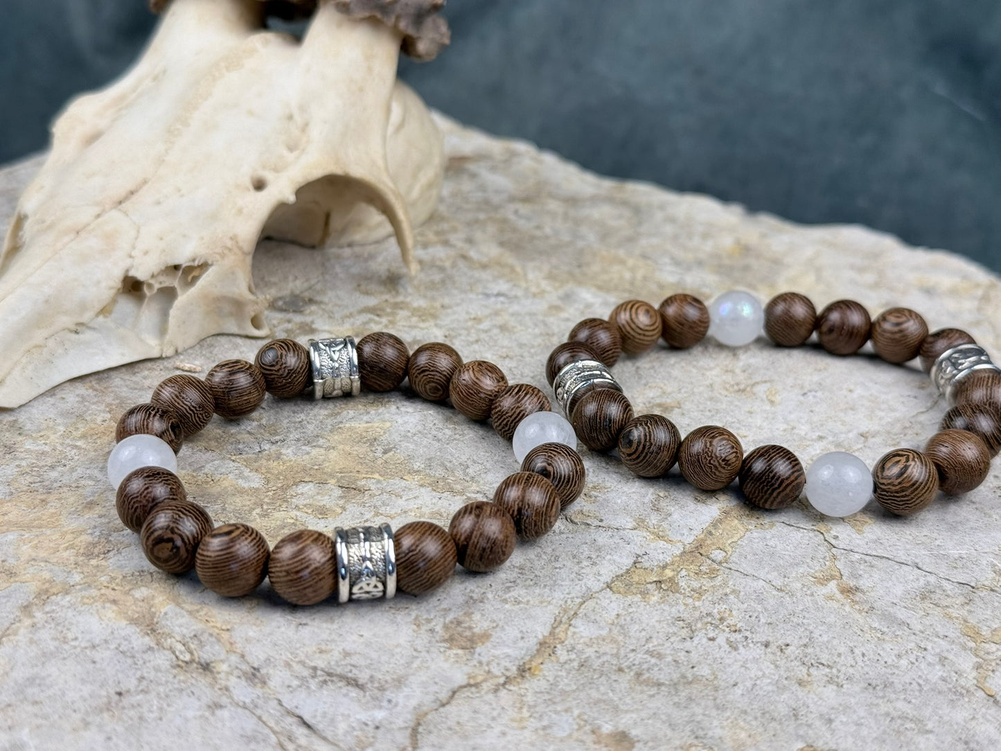 Herzholz & Mondlicht – Paararmbänder aus gemasertem Holz & Mondstein