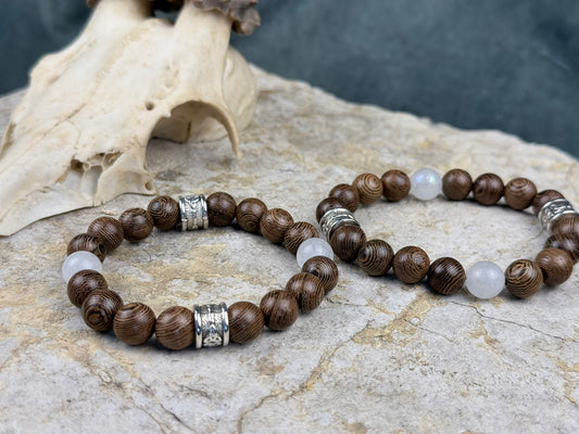 Herzholz & Mondlicht – Paararmbänder aus gemasertem Holz & Mondstein