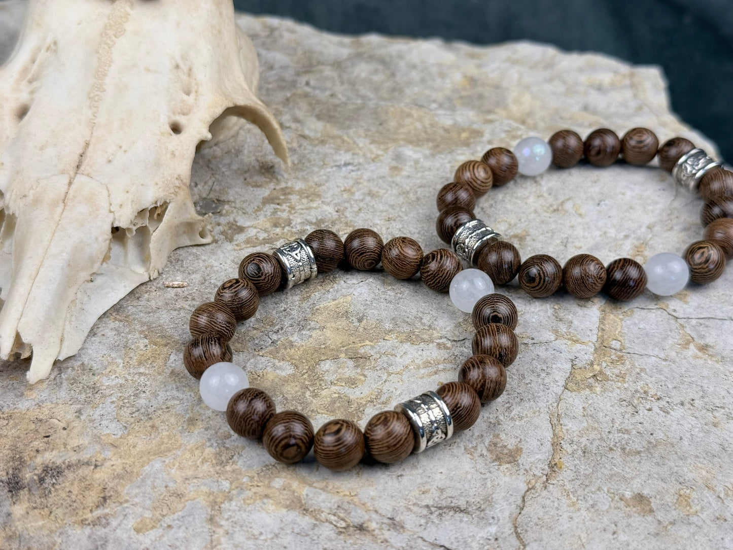 Herzholz & Mondlicht – Paararmbänder aus gemasertem Holz & Mondstein