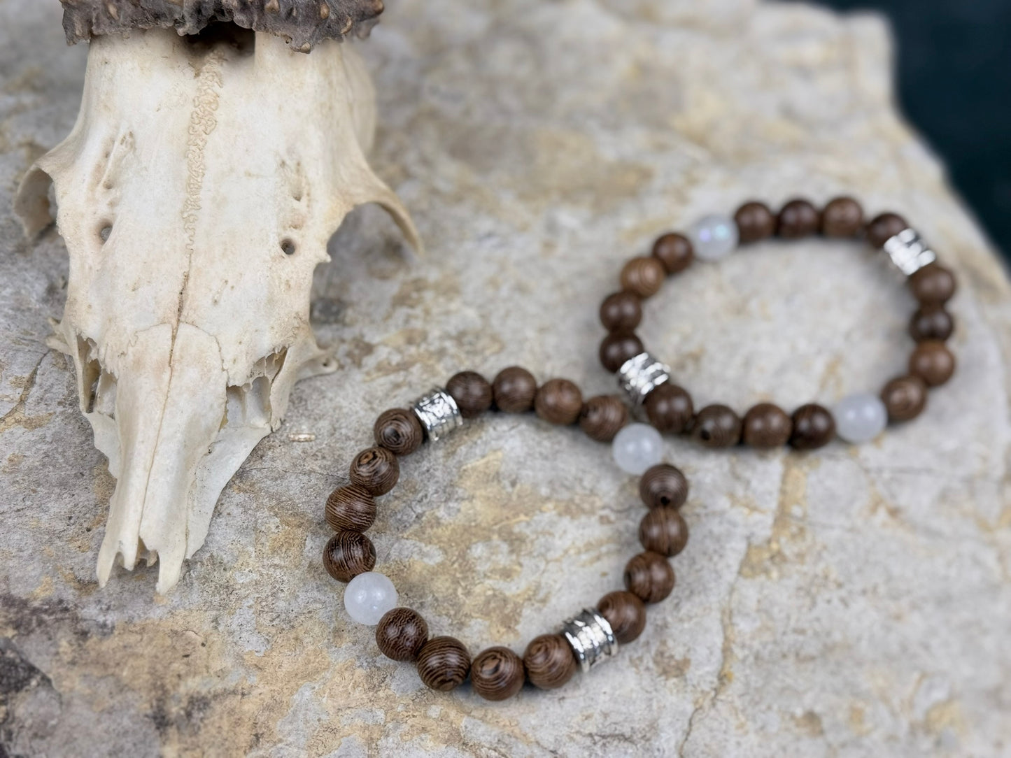 Herzholz & Mondlicht – Paararmbänder aus gemasertem Holz & Mondstein