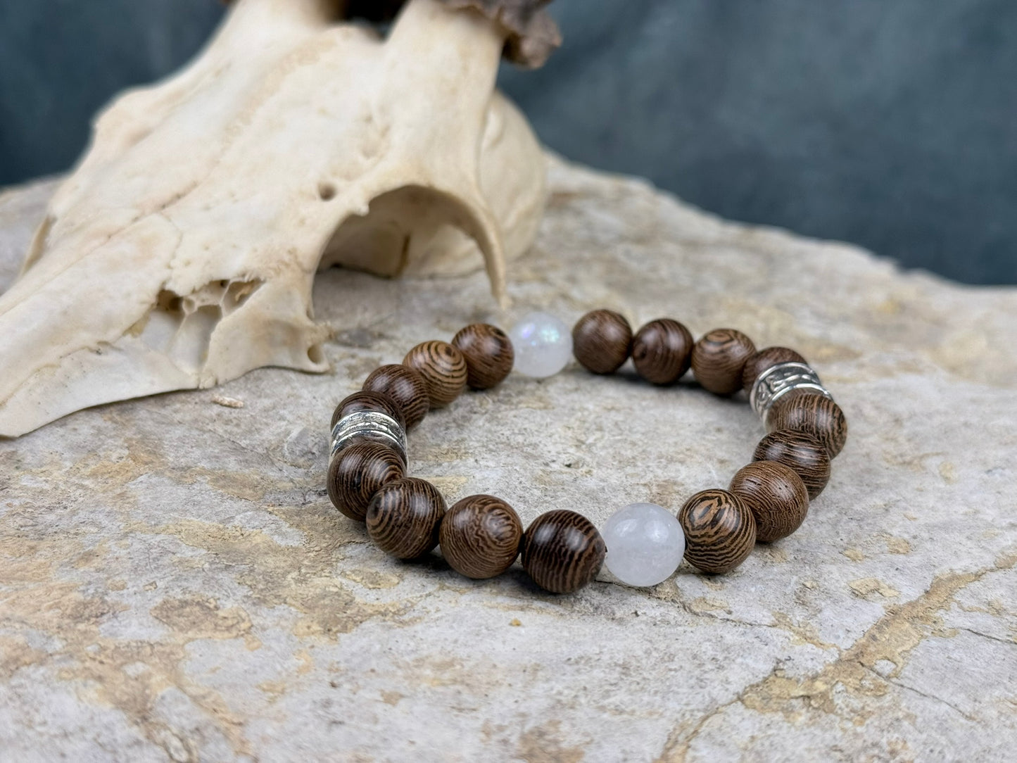 Waldklang – Armband mit Mondstein & Holzperlen