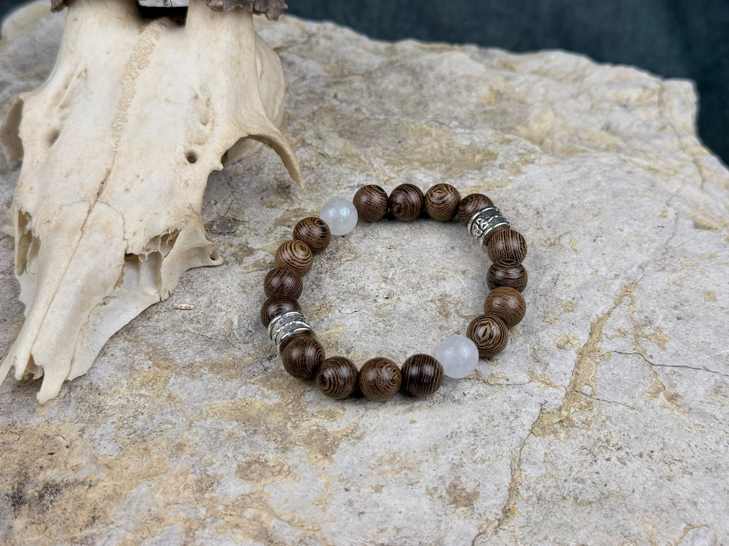 Waldklang – Armband mit Mondstein & Holzperlen