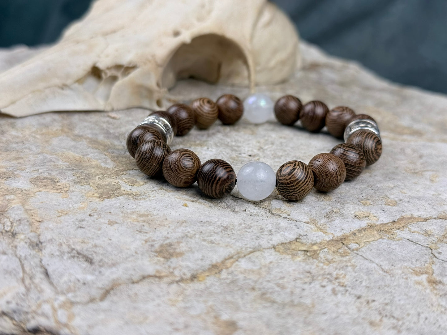 Waldklang – Armband mit Mondstein & Holzperlen