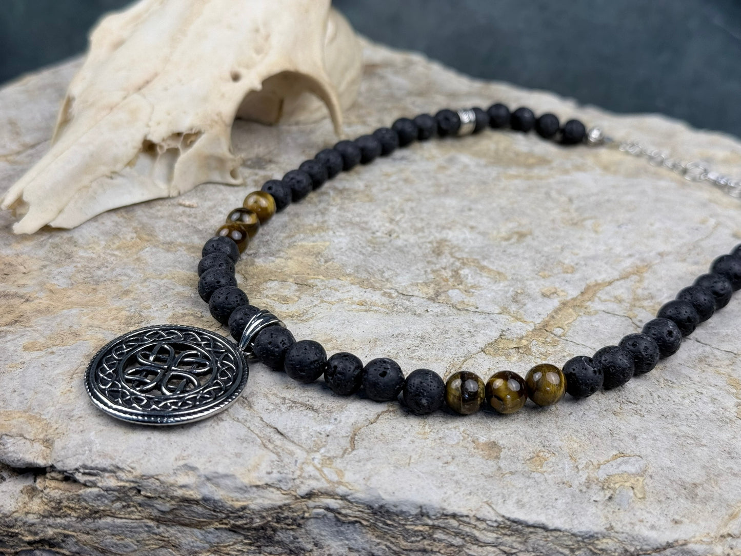 Flammenstein & Dunkelpfad – Halskette mit Lavastein, Tigerauge & keltischem Anhänger