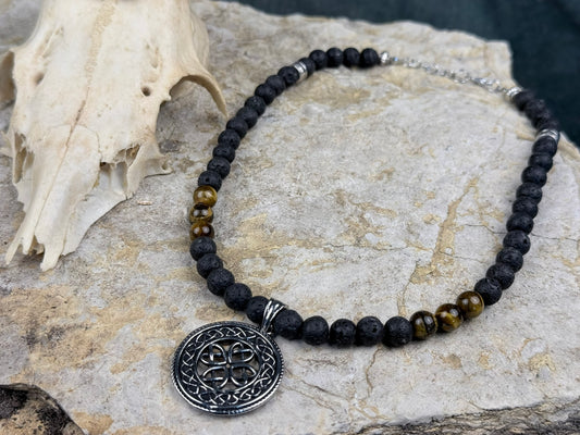 Flammenstein & Dunkelpfad – Halskette mit Lavastein, Tigerauge & keltischem Anhänger