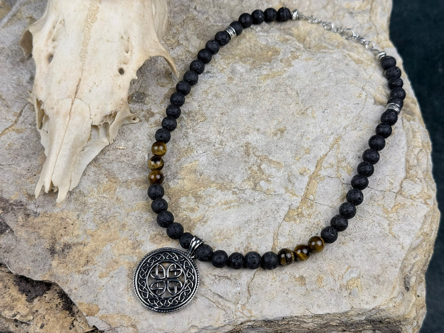 Flammenstein & Dunkelpfad – Halskette mit Lavastein, Tigerauge & keltischem Anhänger