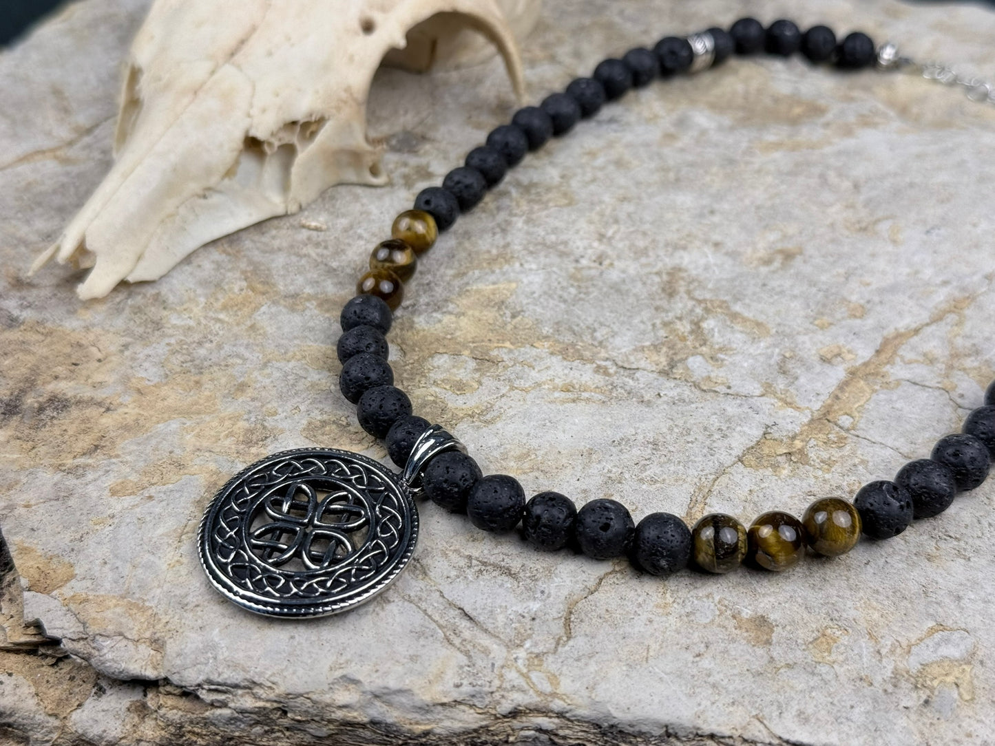 Flammenstein & Dunkelpfad – Halskette mit Lavastein, Tigerauge & keltischem Anhänger