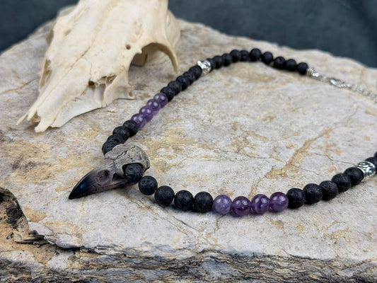 Nachtschwinge & Violettstein – Halskette mit Lavastein, Amethyst & Rabenschädel-Anhänger