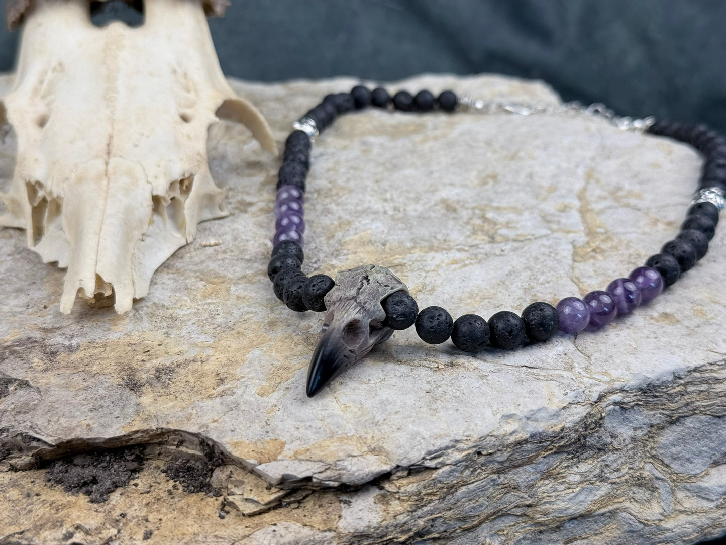 Nachtschwinge & Violettstein – Halskette mit Lavastein, Amethyst & Rabenschädel-Anhänger