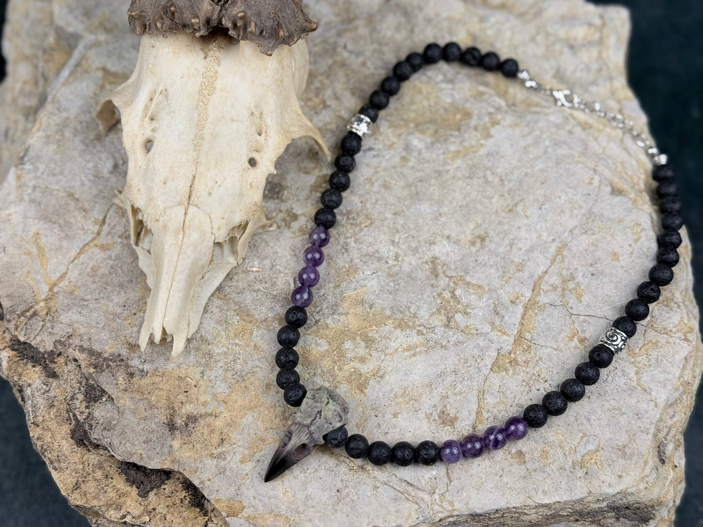 Nachtschwinge & Violettstein – Halskette mit Lavastein, Amethyst & Rabenschädel-Anhänger