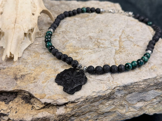 Nordpfad & Nachtgestein – Halskette mit Lavastein, grünem Tigerauge & Vegvisir-Anhänger