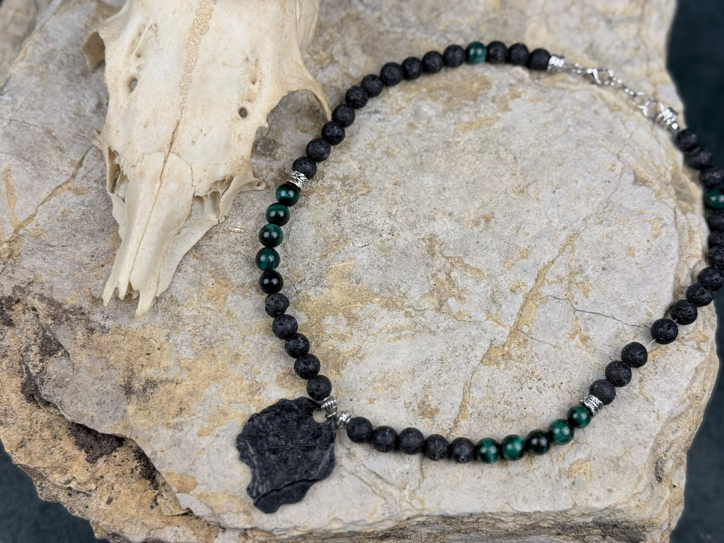 Nordpfad & Nachtgestein – Halskette mit Lavastein, grünem Tigerauge & Vegvisir-Anhänger