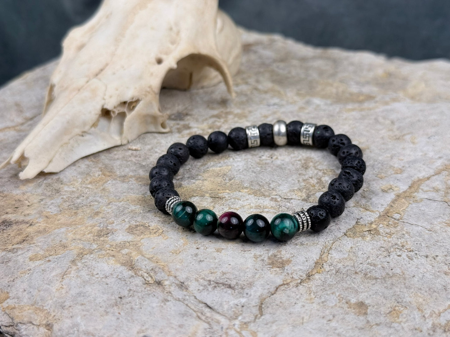 Schwarzgrund & Waldglanz – Armband aus Lavastein & grünem Tigerauge