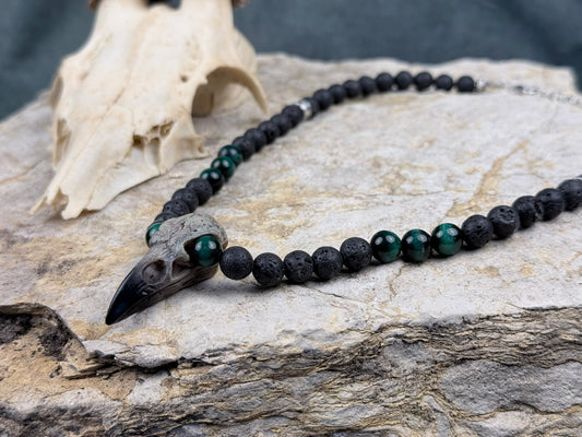 Rabenfeuer der Tiefenpfade – Halskette mit Lavastein, grünem Tigerauge & Rabenschädel-Anhänger