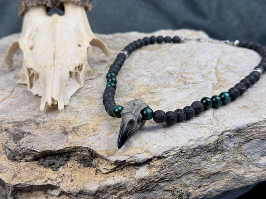 Rabenfeuer der Tiefenpfade – Halskette mit Lavastein, grünem Tigerauge & Rabenschädel-Anhänger