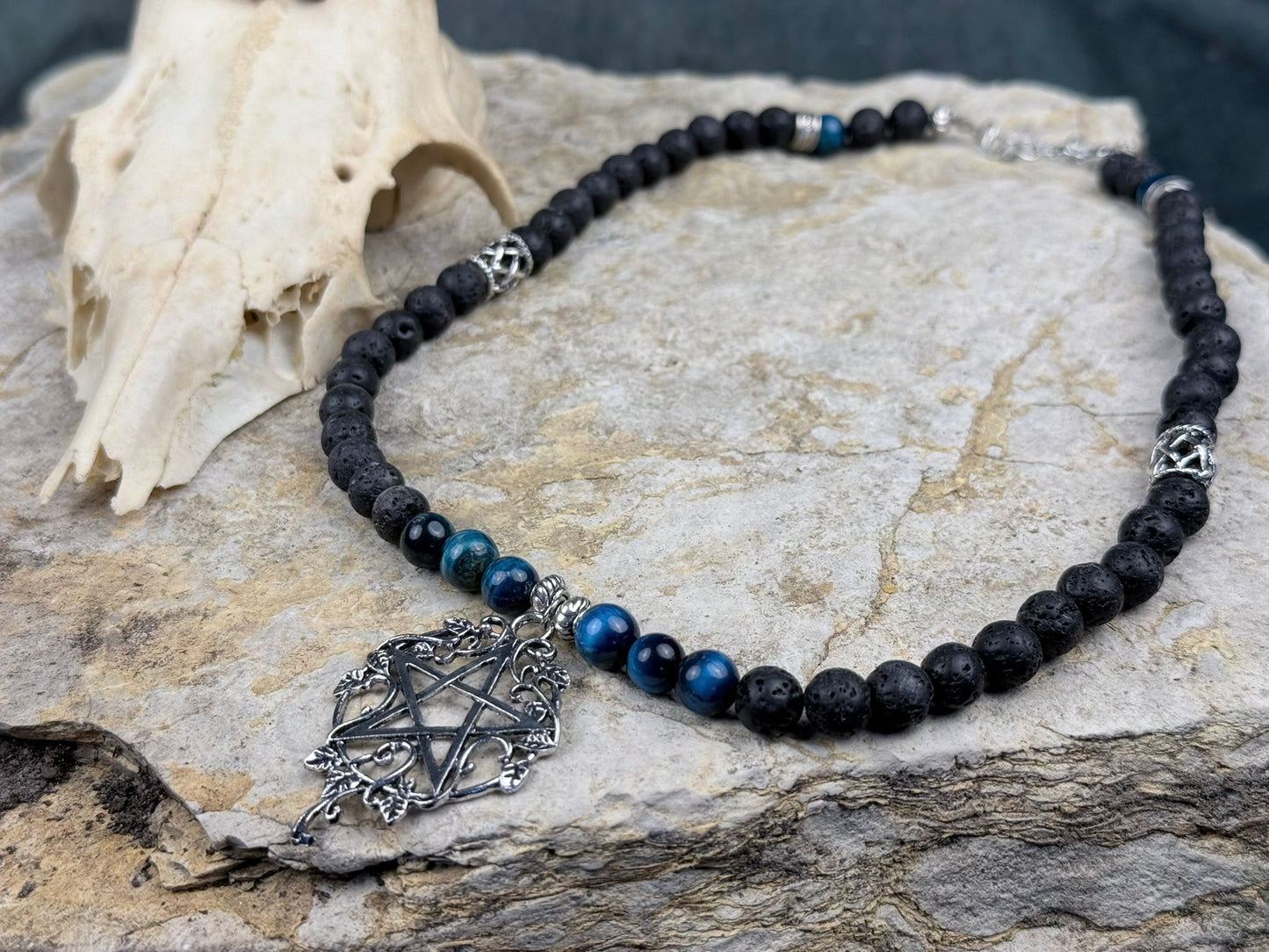 Sternenschild der Tiefenpfade–Lava- & Blaue-Tigerauge-Kette