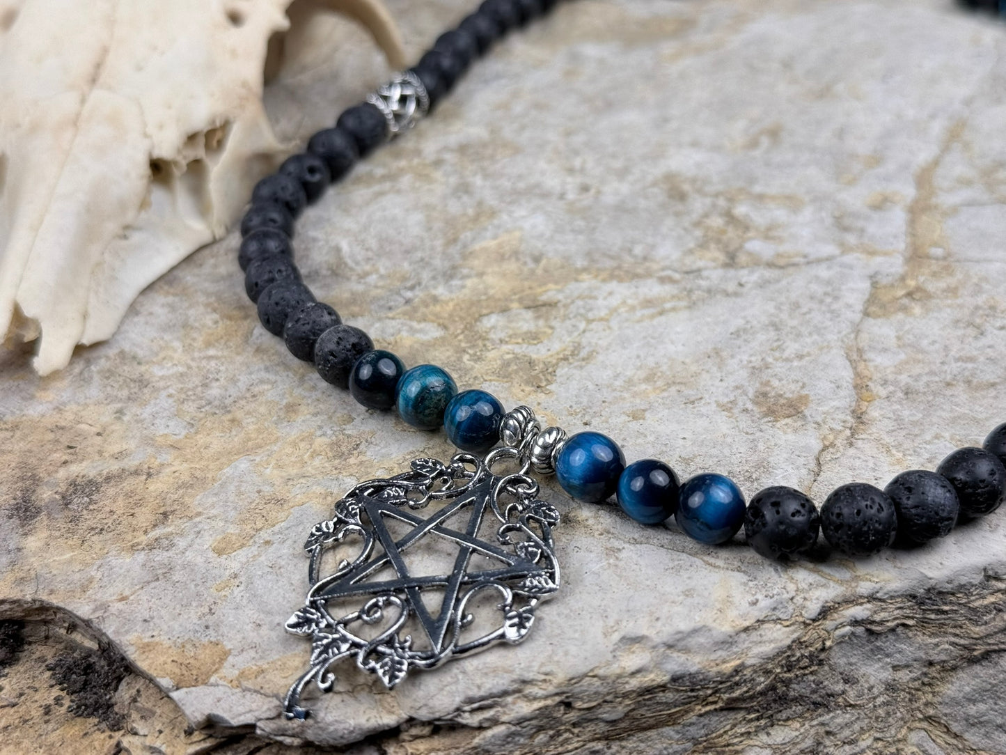 Sternenschild der Tiefenpfade–Lava- & Blaue-Tigerauge-Kette