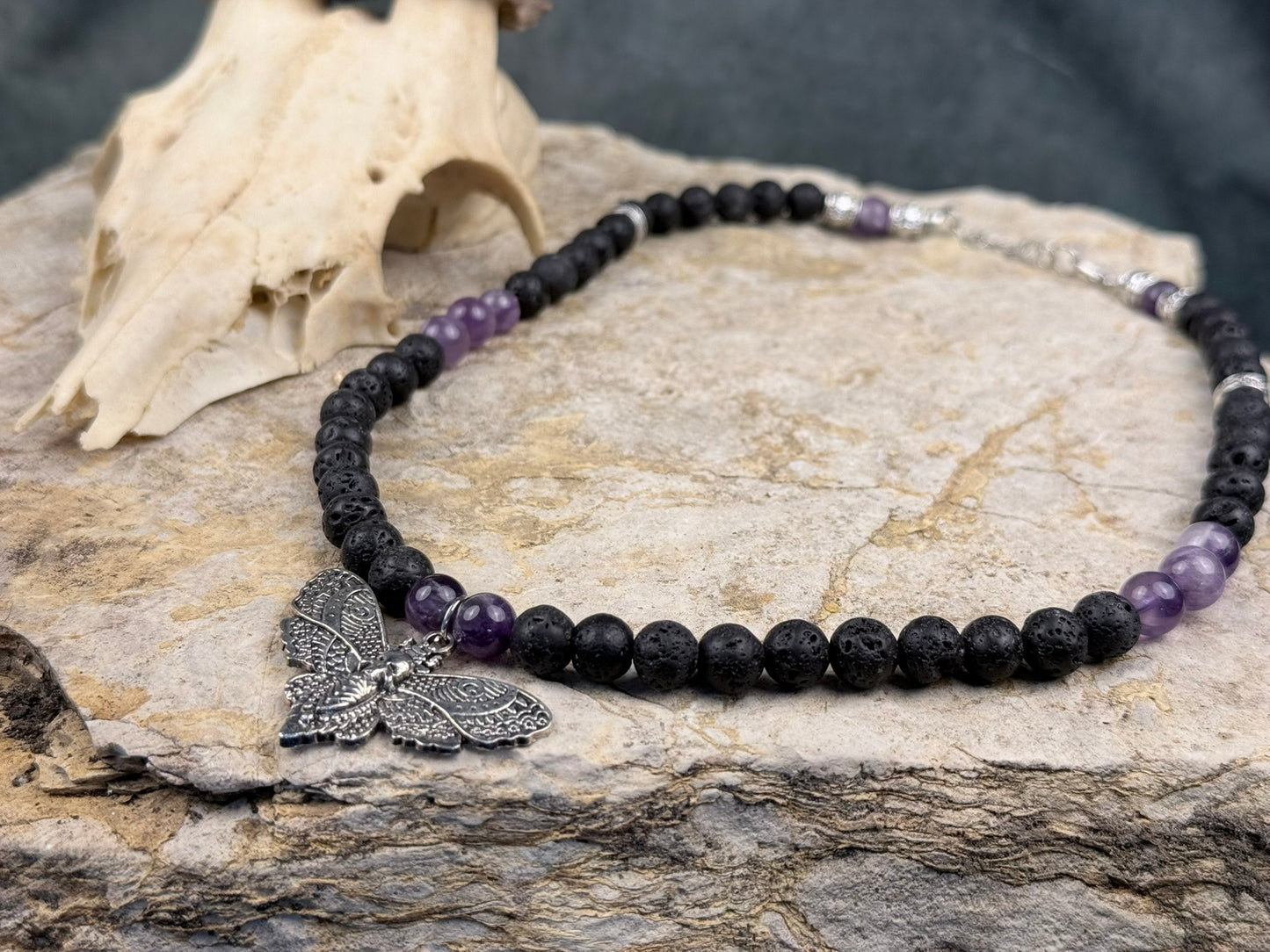 Nachtflügel der Schattenpfade – Mystisches Lava- & Amethyst-Armband