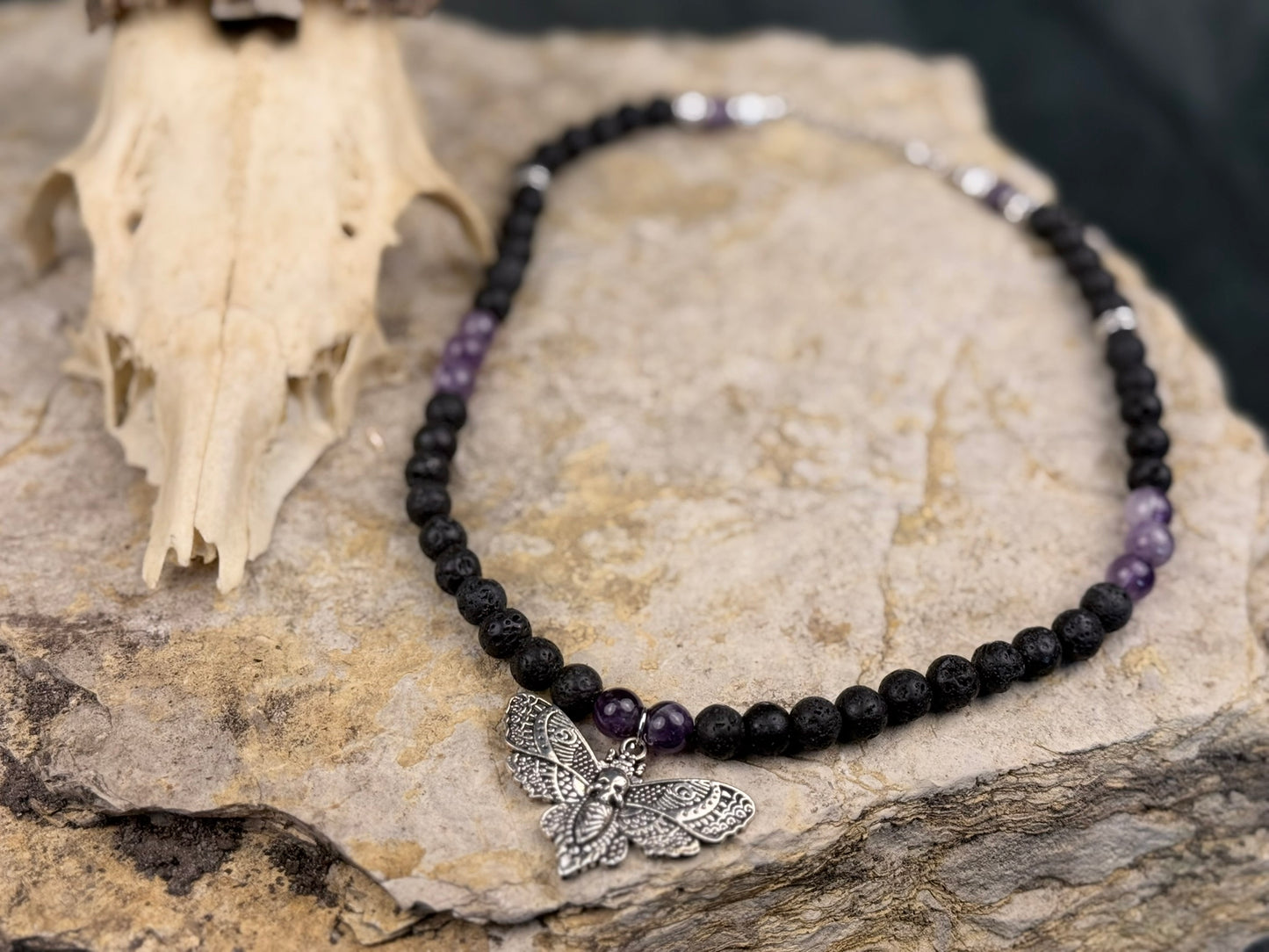 Nachtflügel der Schattenpfade – Mystisches Lava- & Amethyst-Armband