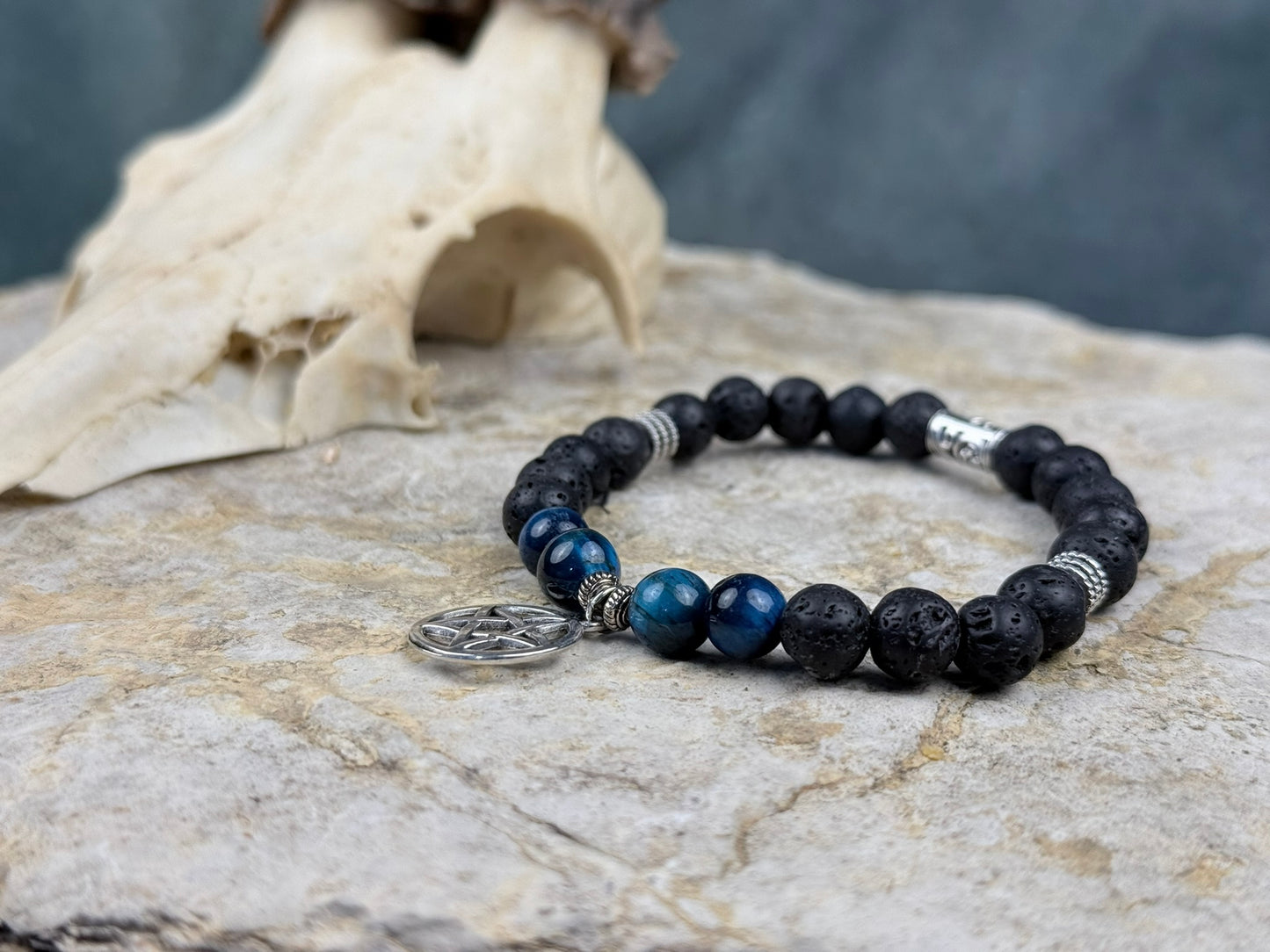 Nachtschimmer des Schutzpfades – Lava & Blauauge-Armband mit Pentagramm