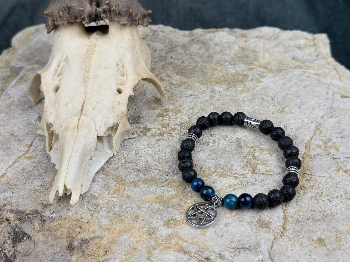 Nachtschimmer des Schutzpfades – Lava & Blauauge-Armband mit Pentagramm