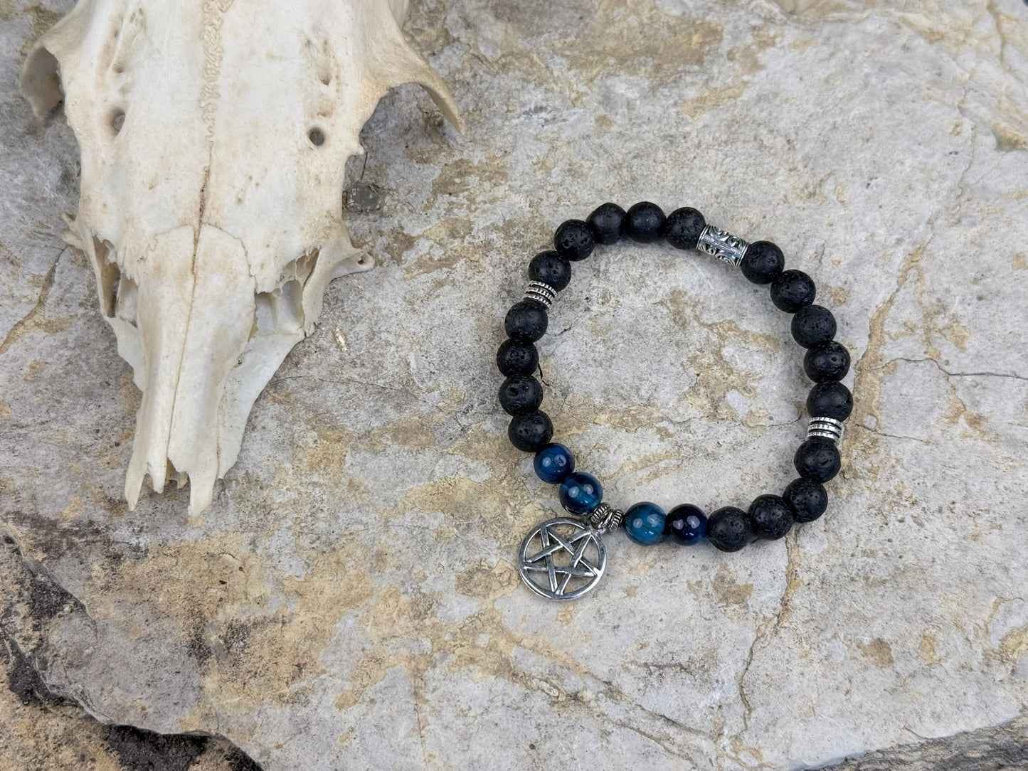 Nachtschimmer des Schutzpfades – Lava & Blauauge-Armband mit Pentagramm