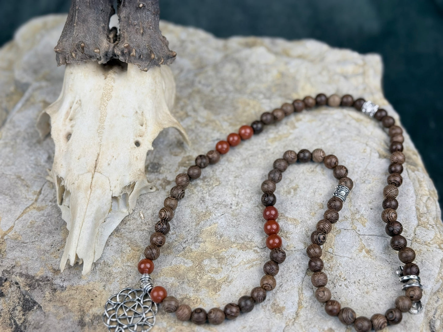 Herzholz der Sonnenpfade – Holzperlen- & Jaspis-Kette mit Lebensblume
