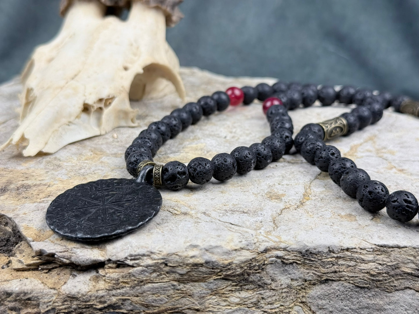 Runenschild der glühenden Asche – Lava­stein-Kette mit Vegvisir-Anhänger & roten Akzentperlen