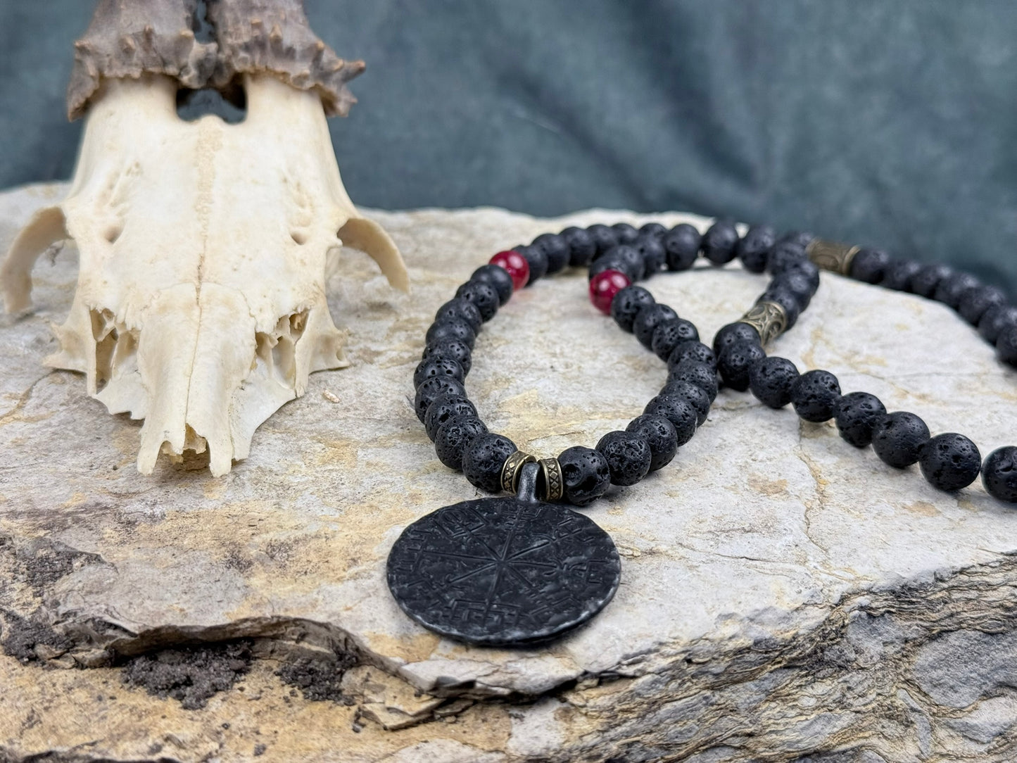 Runenschild der glühenden Asche – Lava­stein-Kette mit Vegvisir-Anhänger & roten Akzentperlen