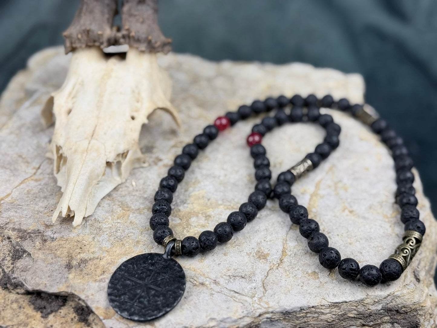 Runenschild der glühenden Asche – Lava­stein-Kette mit Vegvisir-Anhänger & roten Akzentperlen