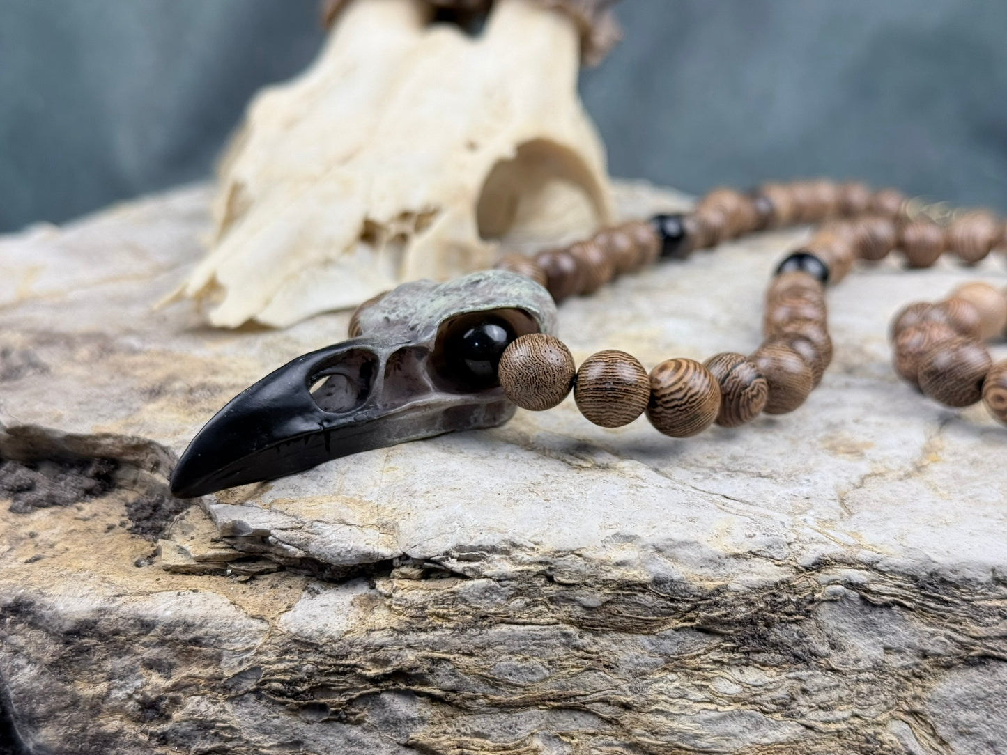 Rabenruf des alten Waldes – Holzperlen-Kette mit Rabenschädel-Anhänger & Obsidian