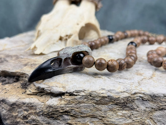 Rabenruf des alten Waldes – Holzperlen-Kette mit Rabenschädel-Anhänger & Obsidian