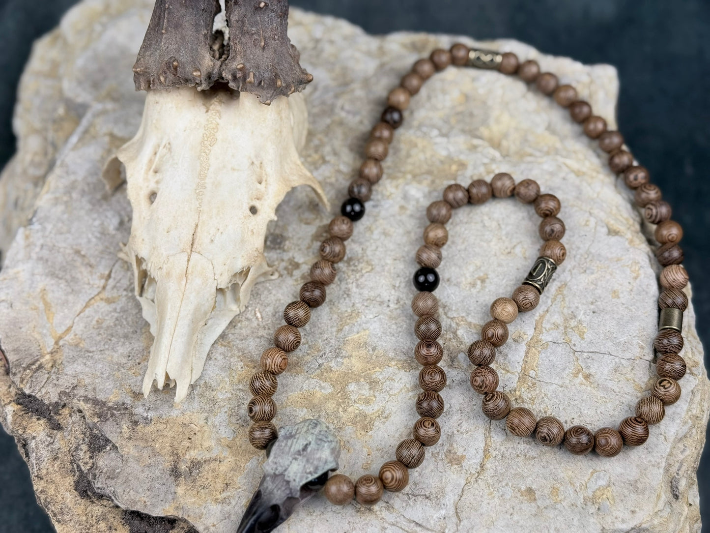 Rabenruf des alten Waldes – Holzperlen-Kette mit Rabenschädel-Anhänger & Obsidian