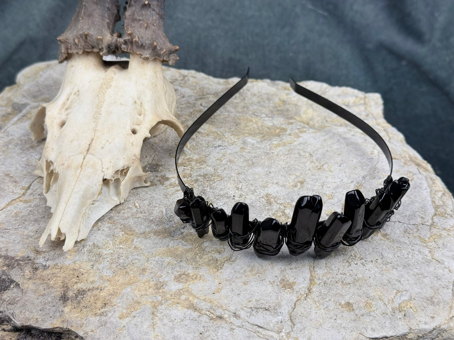 Obsidianthron der Schattenwacht – Krone aus polierten schwarzen Kristallen