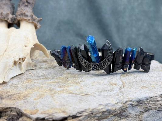 Krone der Mitternachtswellen – Krone aus schwarzem Kristall & leuchtend blauem Aura-Quarz