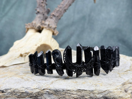 Schattenkrone der Nachtgöttin– Krone aus schwarzem Kristall & dunklem Sichelmond