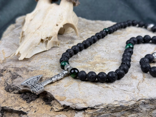 Axt des Nachtgrüns – Eine Kette mit stiller Kraft