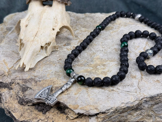 Axt des Nachtgrüns – Eine Kette mit stiller Kraft