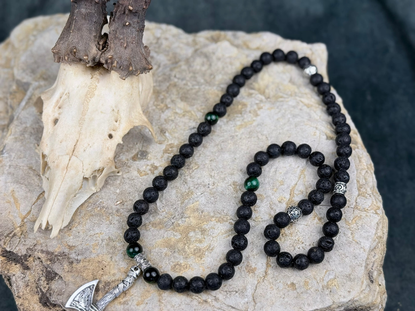 Axt des Nachtgrüns – Eine Kette mit stiller Kraft