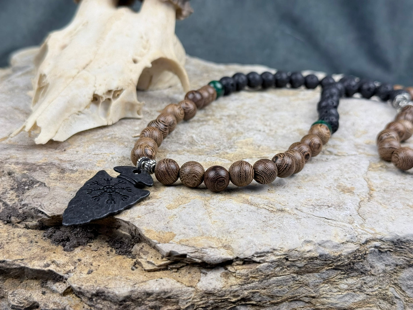 Drachenpfeil – Halskette mit Lavastein, grünem Tigerauge & schwarzer Pfeilspitze