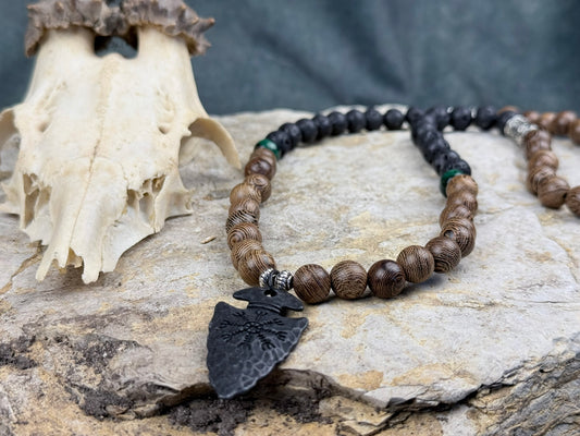 Drachenpfeil – Halskette mit Lavastein, grünem Tigerauge & schwarzer Pfeilspitze