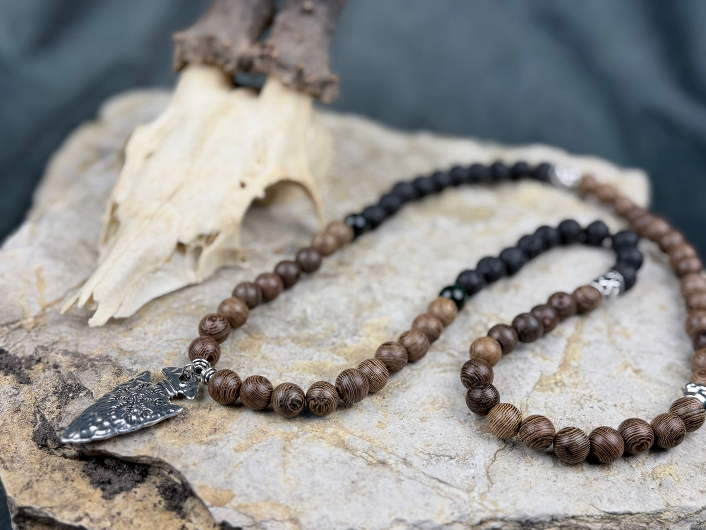 Kriegerpfad – Lavastein Kette mit silberner Pfeilspitze & grünem Tigerauge