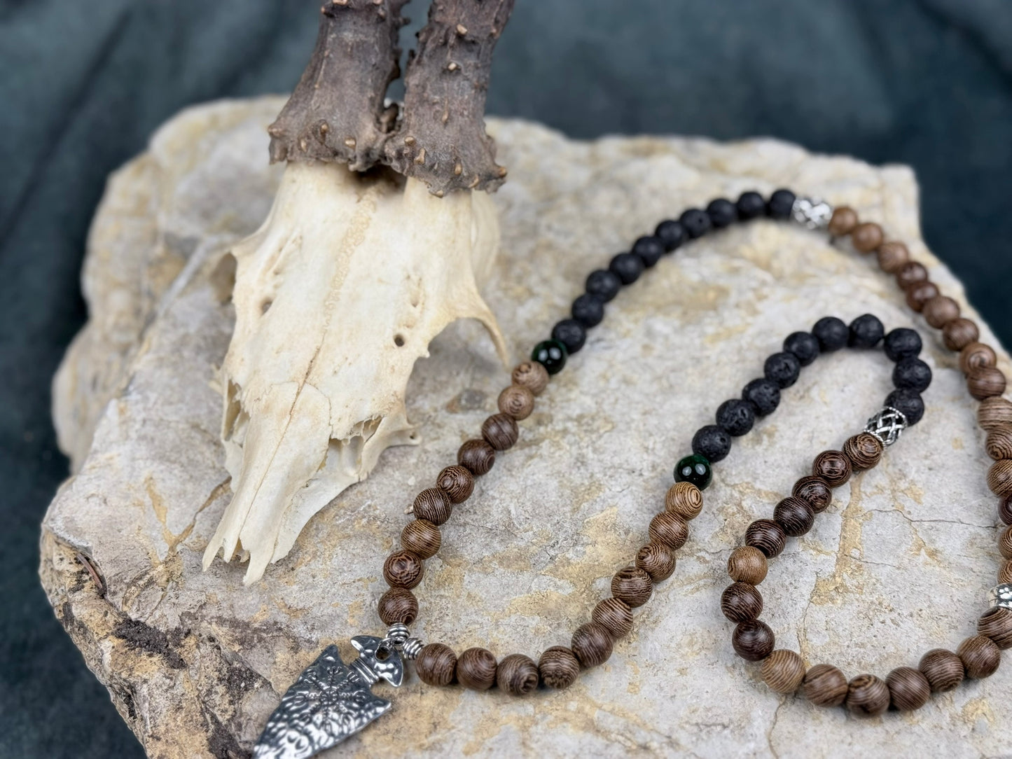 Kriegerpfad – Lavastein Kette mit silberner Pfeilspitze & grünem Tigerauge