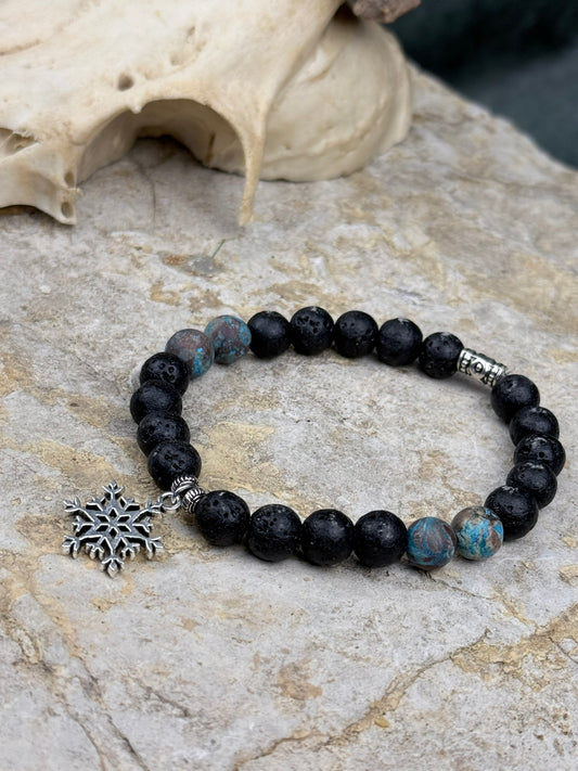 Frostzeichen der Splittersee – Lavasteinarmband mit gecracktem Achat & Schneesiegel