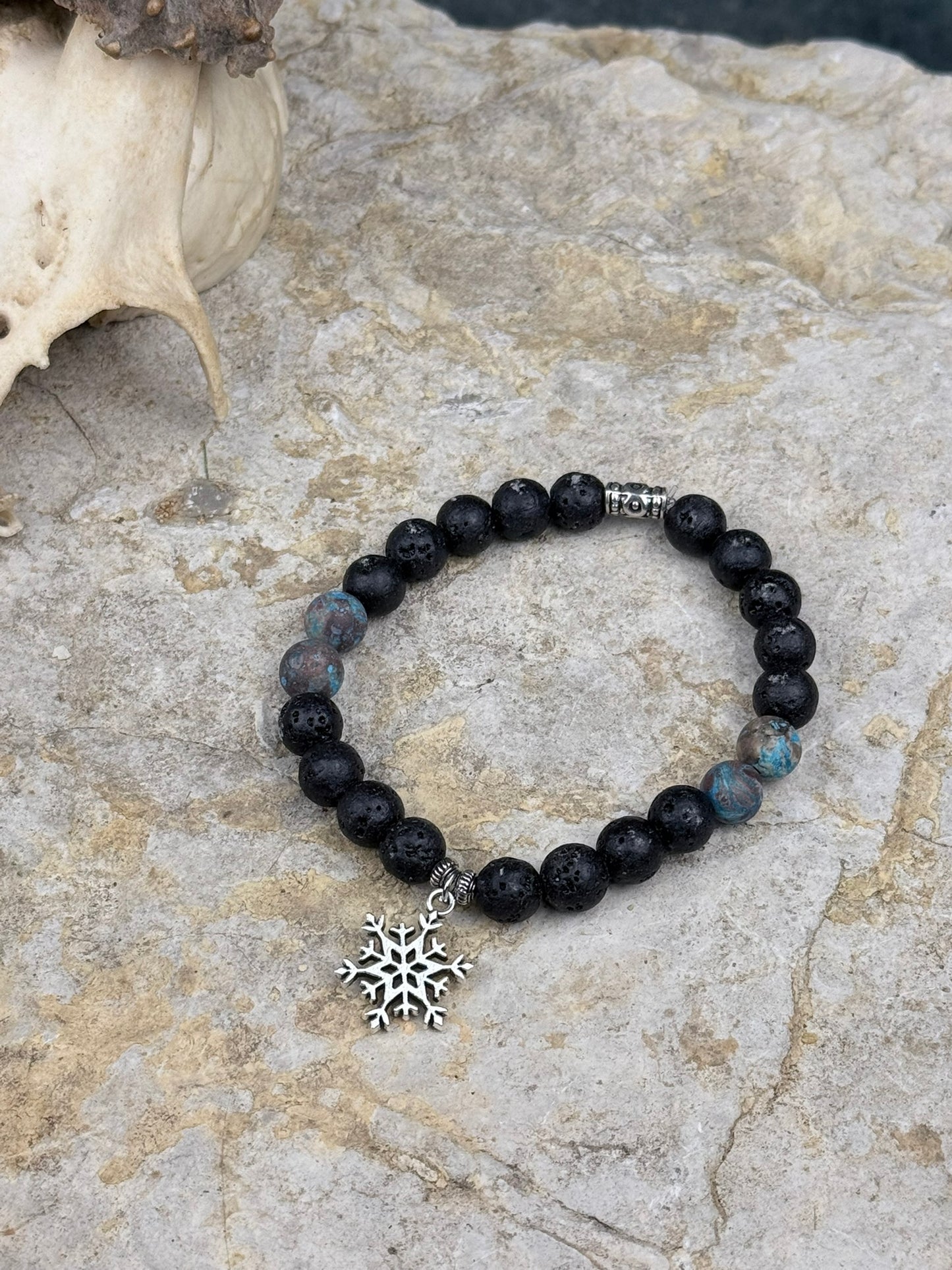 Frostzeichen der Splittersee – Lavasteinarmband mit gecracktem Achat & Schneesiegel