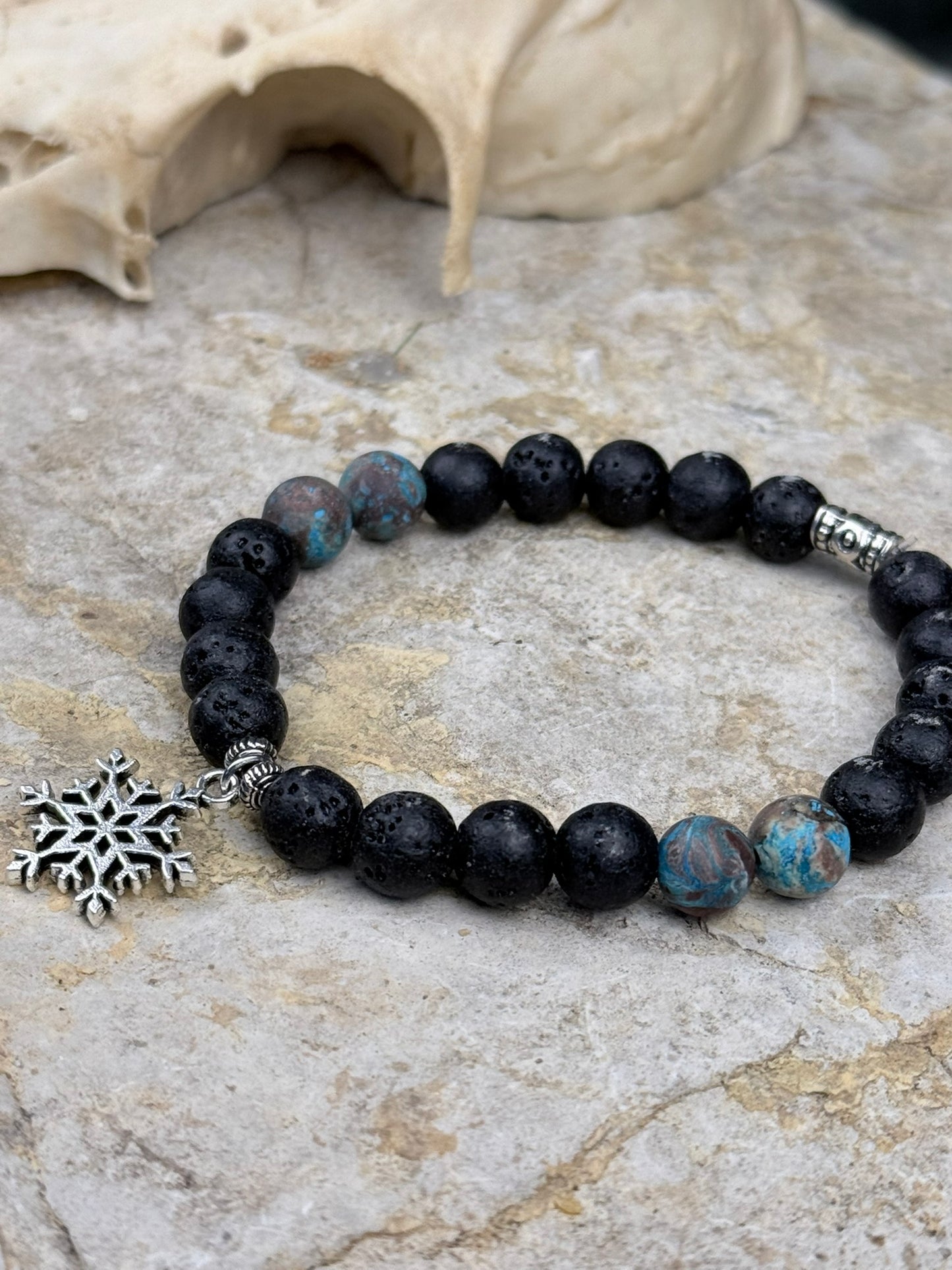 Frostzeichen der Splittersee – Lavasteinarmband mit gecracktem Achat & Schneesiegel