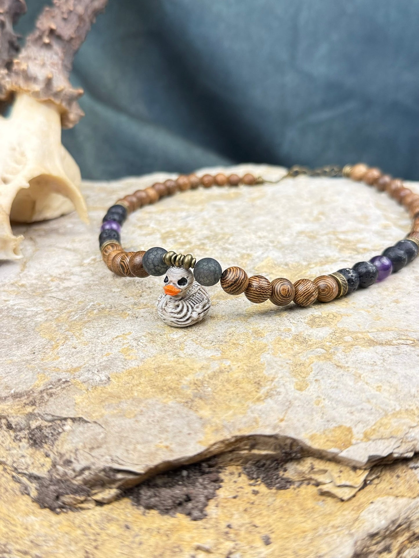 Ushnotz x Nordic Mystery – Relikt der Schattenente – Holz, Lava & Amethyst Kette
