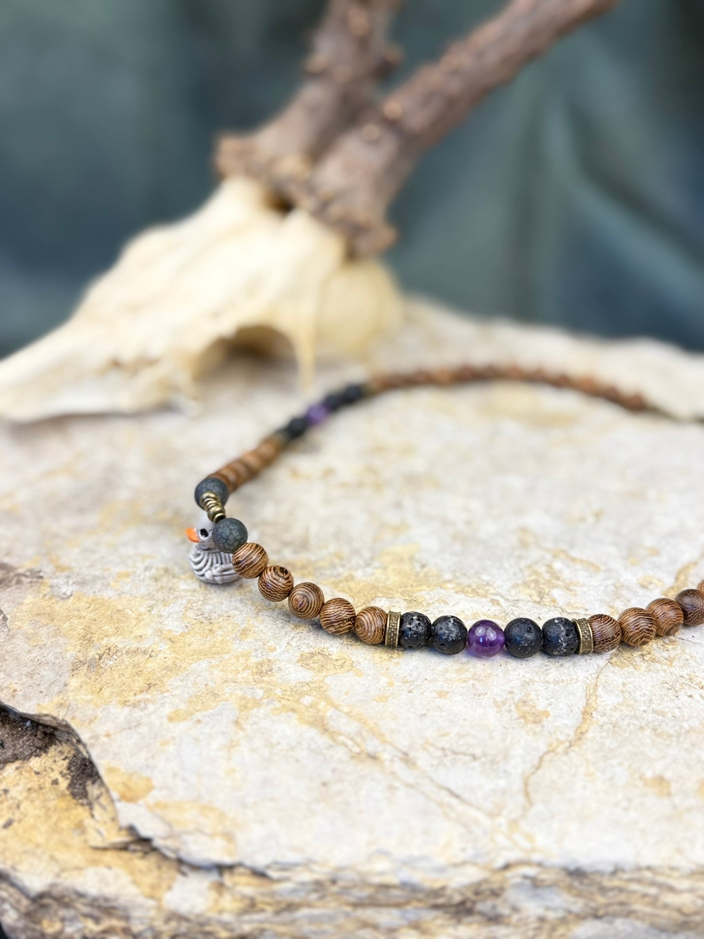 Ushnotz x Nordic Mystery – Relikt der Schattenente – Holz, Lava & Amethyst Kette