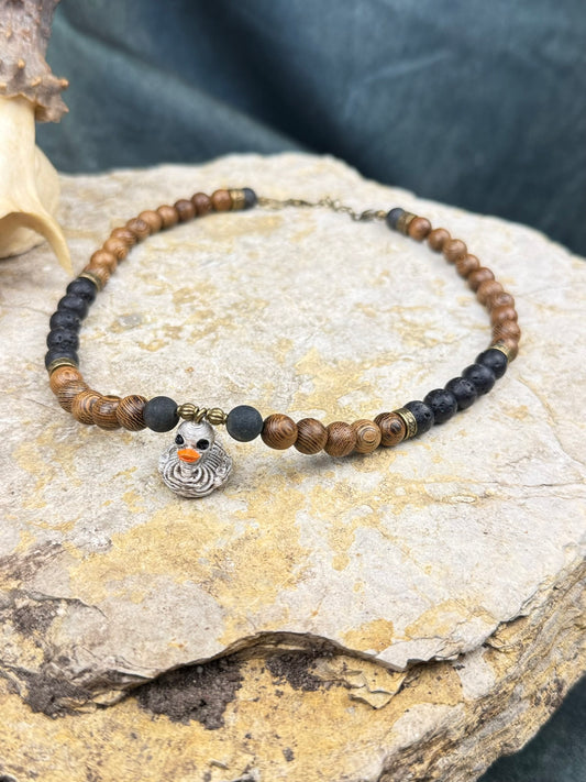 Ushnotz x Nordic Mystery – Amulettkette der Schattenente – Holz & Lava Edition