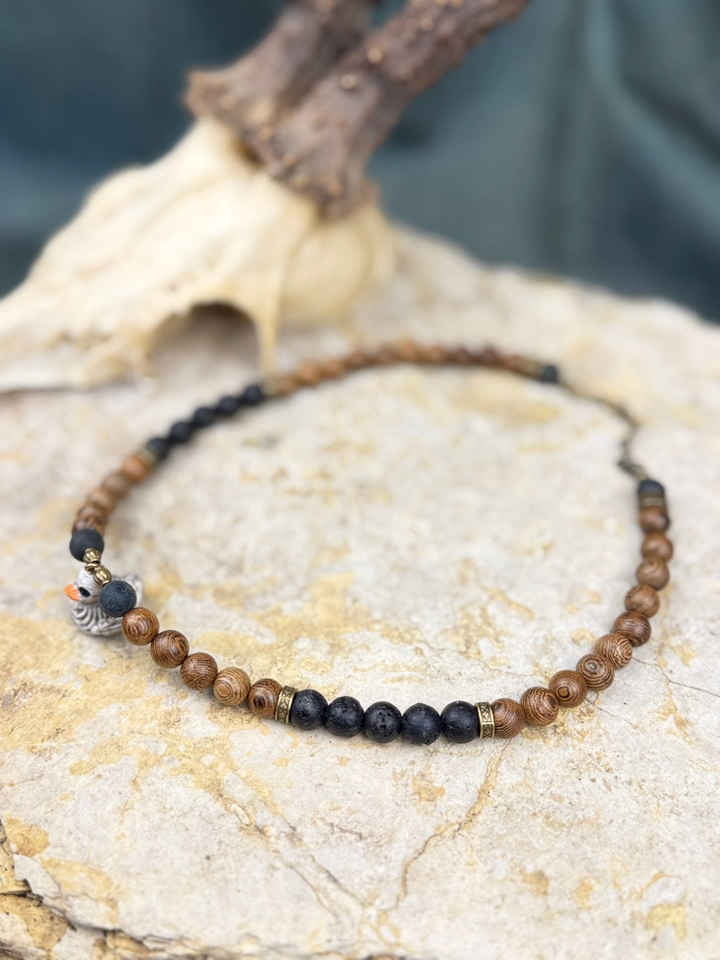 Ushnotz x Nordic Mystery – Amulettkette der Schattenente – Holz & Lava Edition